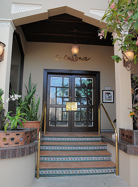 Foto de puerta de entrada principal al restaurante