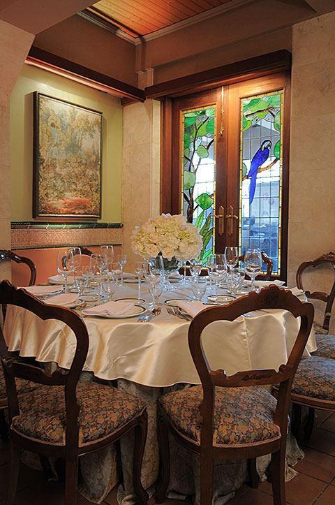 Photo of decorated table at a corner of Guacamayo Salon